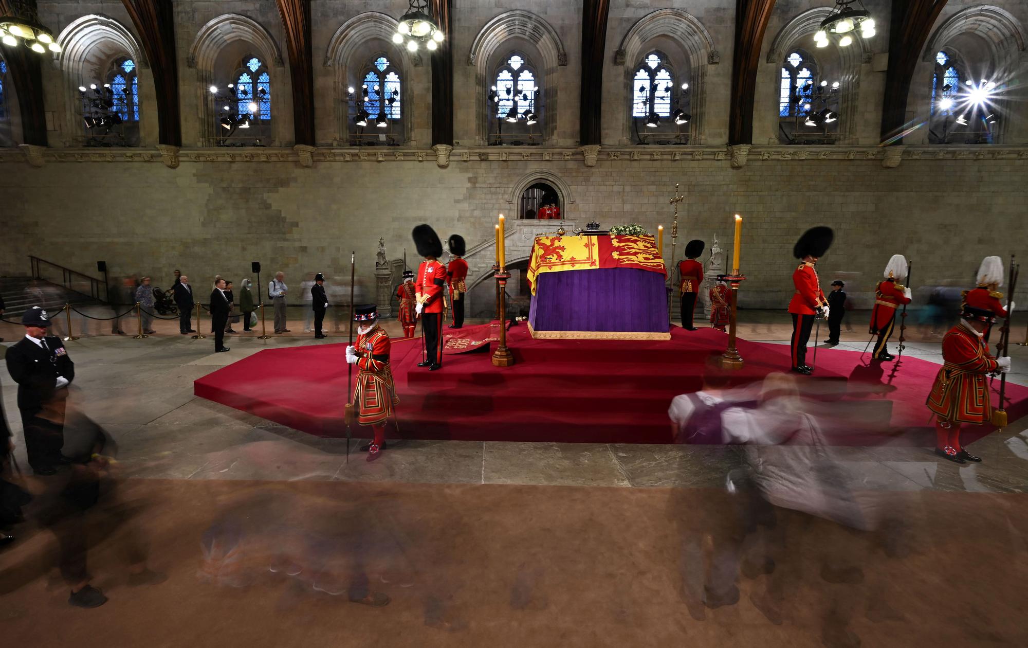 Los británicos se despiden de la reina en el cortejo fúnebre.