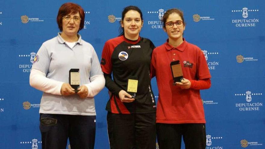 En el centro, la campeona Noelia Pena, en la entrega de premios del Campeonato Gallego en Ourense.