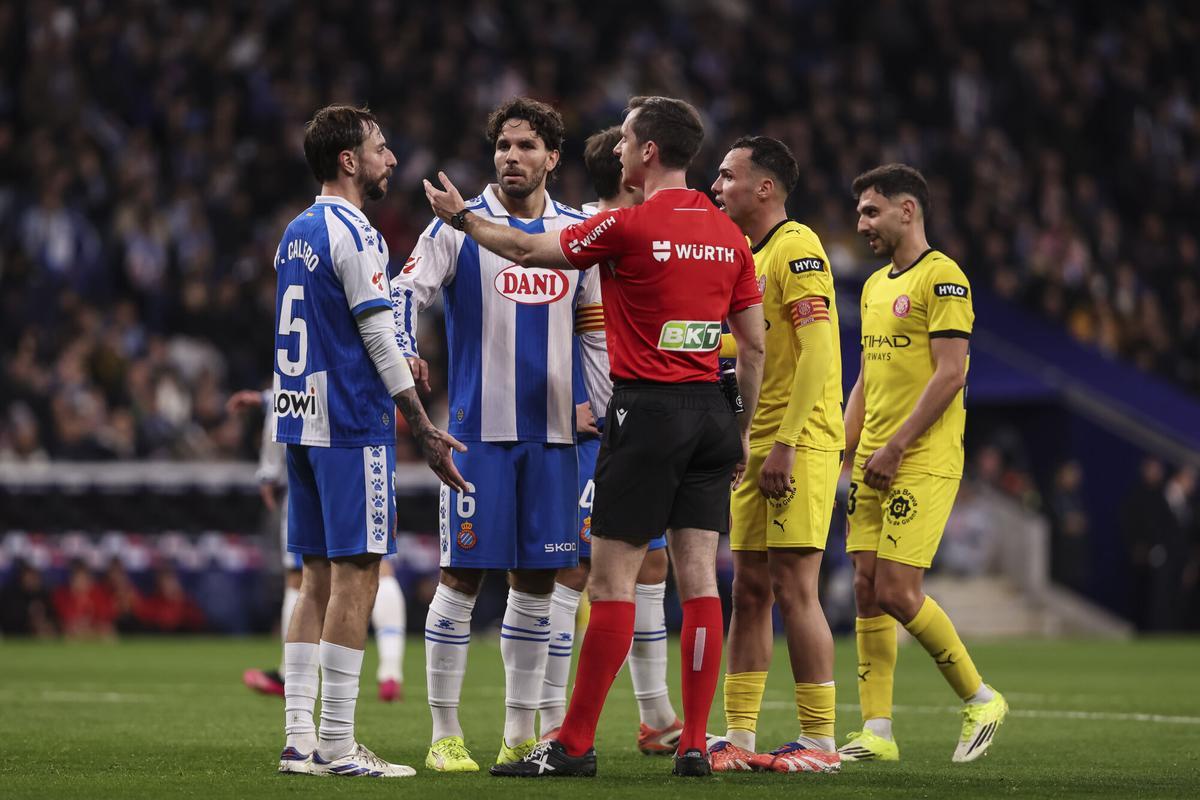 El árbitro Galech Azpetegui explicó una decisión a Calero, Cabrera, Arnau e Iván Martín, este viernes.