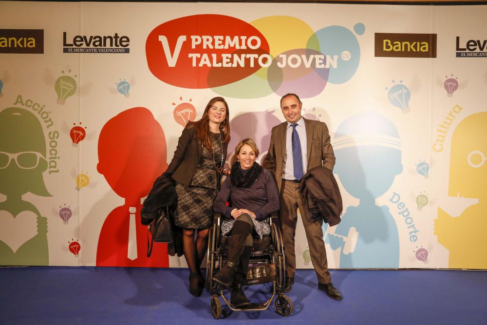 Los invitados posan en el photocall de los premios Talento Joven CV.