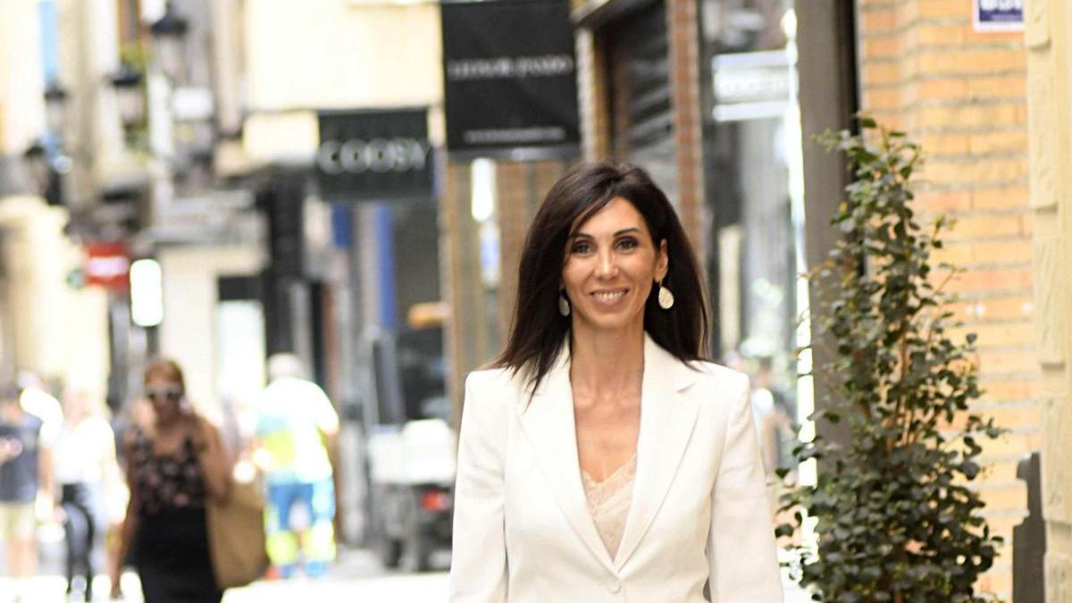 Miriam Fuertes, presidenta de la Cámara de Comercio, camina por el centro de Murcia.