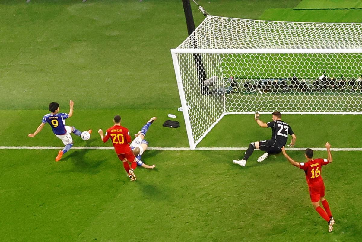 FIFA World Cup Qatar 2022 - Group E - Japan v Spain. Mitoma centra el balón de la jugada del segundo gol de Japón.