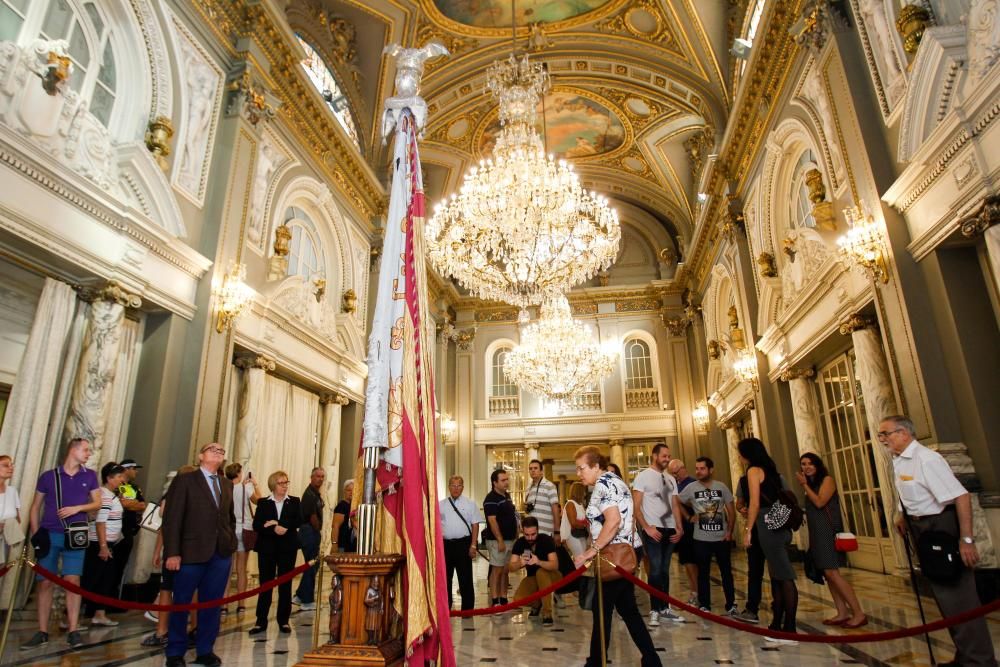 Visita a la Real Senyera en el Ayuntamiento