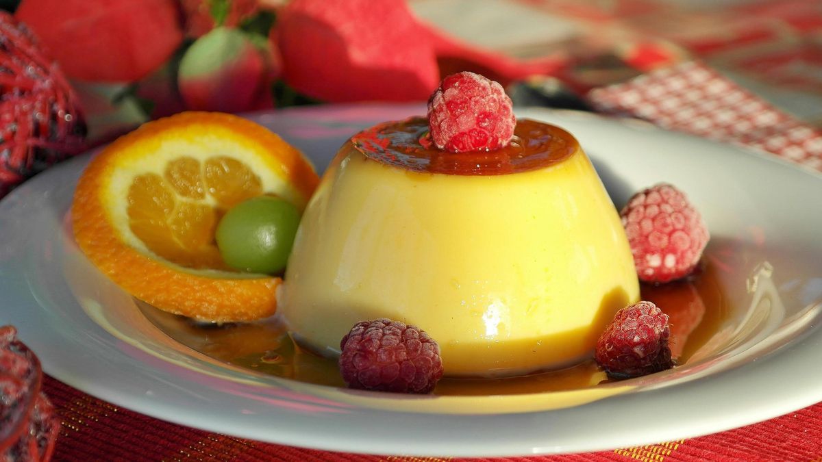 Flan de huevo saludable decorado con frutas