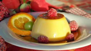 Flan de huevo saludable decorado con frutas