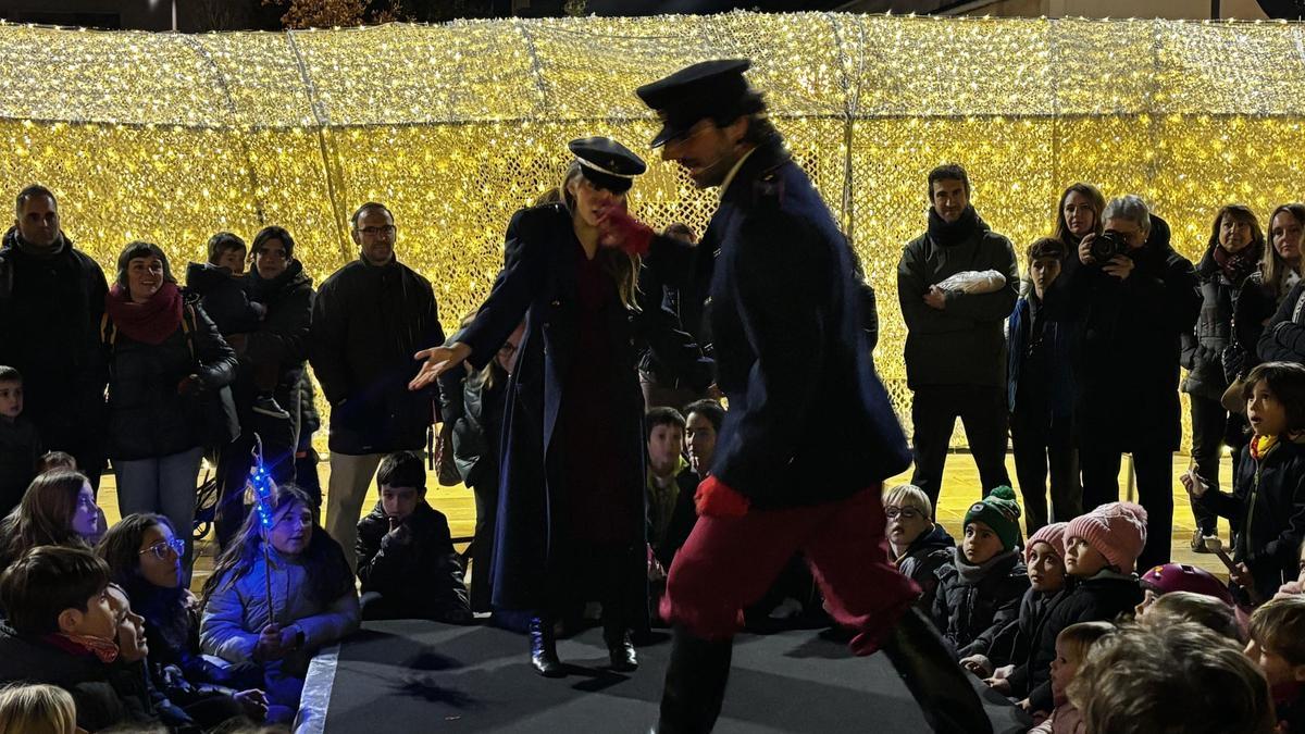 Els fanalers expliquen el primer conte de l’advent davant d’un Niu Màgic ple de famílies