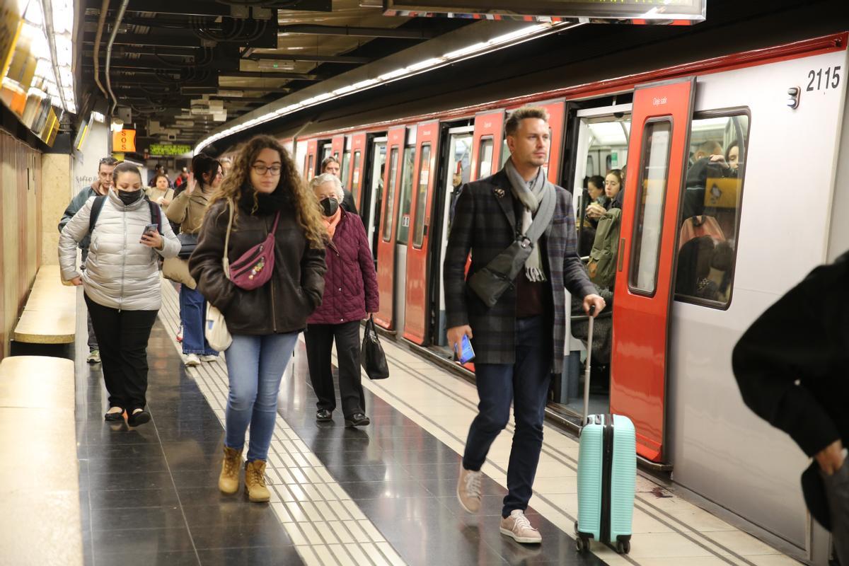 Último día de la mascarilla obligatoria en el transporte público