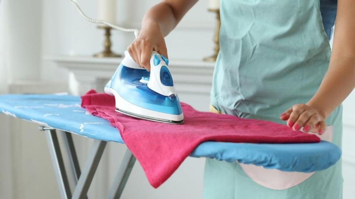 Trucos de limpieza para que la plancha no arruine tu ropa