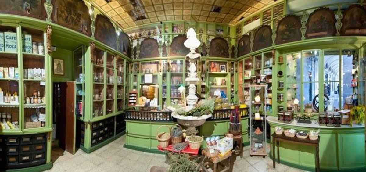El centro de Barcelona está plagado de pequeñas tiendas que aún conserva el aspecto de antaño.