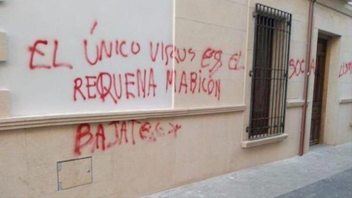 Pintadas contra el alcalde Joaquín Requena.