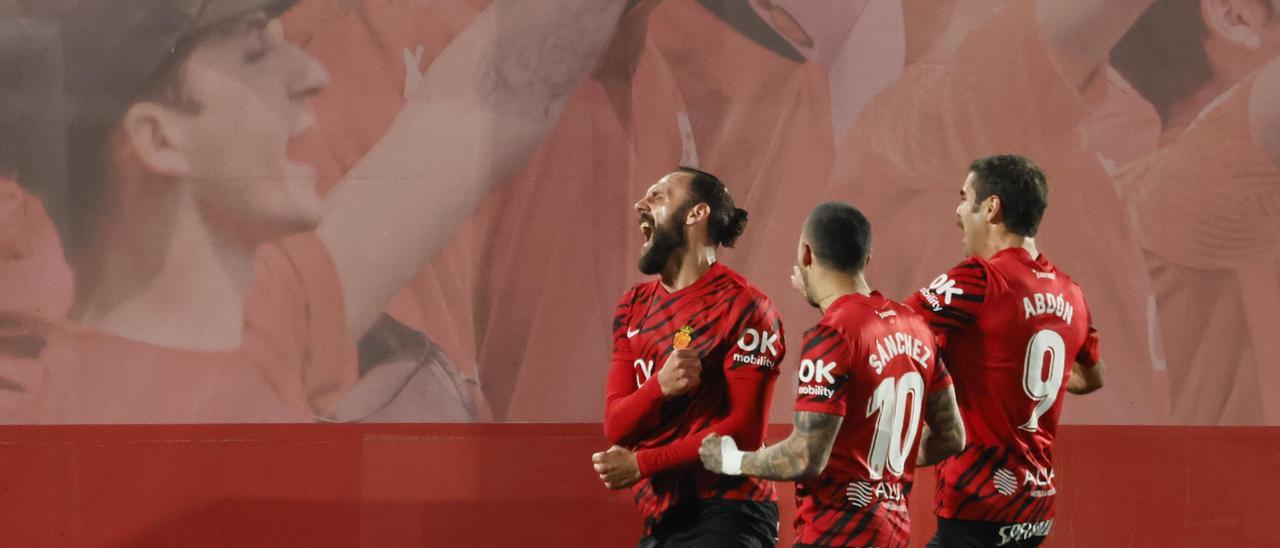 Muriqi, Abdón y Antonio Sánchez celebran en Son Moix el gol que no fue.