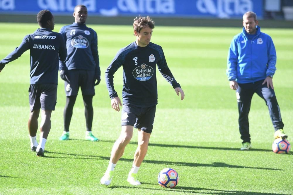 Sesión de entrenamiento en Riazor antes de disputar el trascendental encuentro ante el Granada.