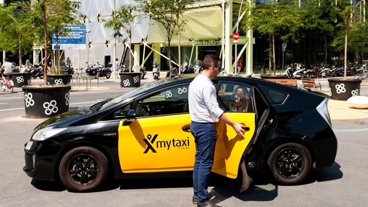 Un taxi adherido a Mytaxi deja a una pasajera a las puertas del edificio Mediatic de Barcelona