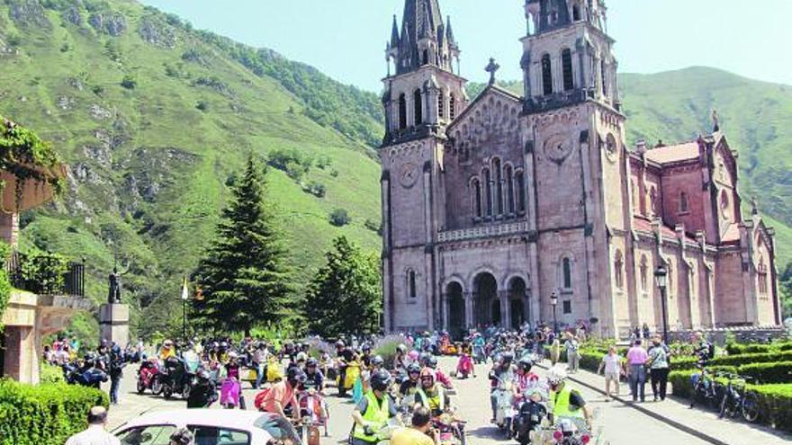 Socavones en el acceso a la basílica de Covadonga