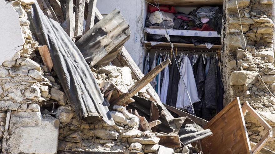 Vista de los destrozos causados por el terremoto de magnitud 6 en la escala Richter en Amatrice, centro de Italia.