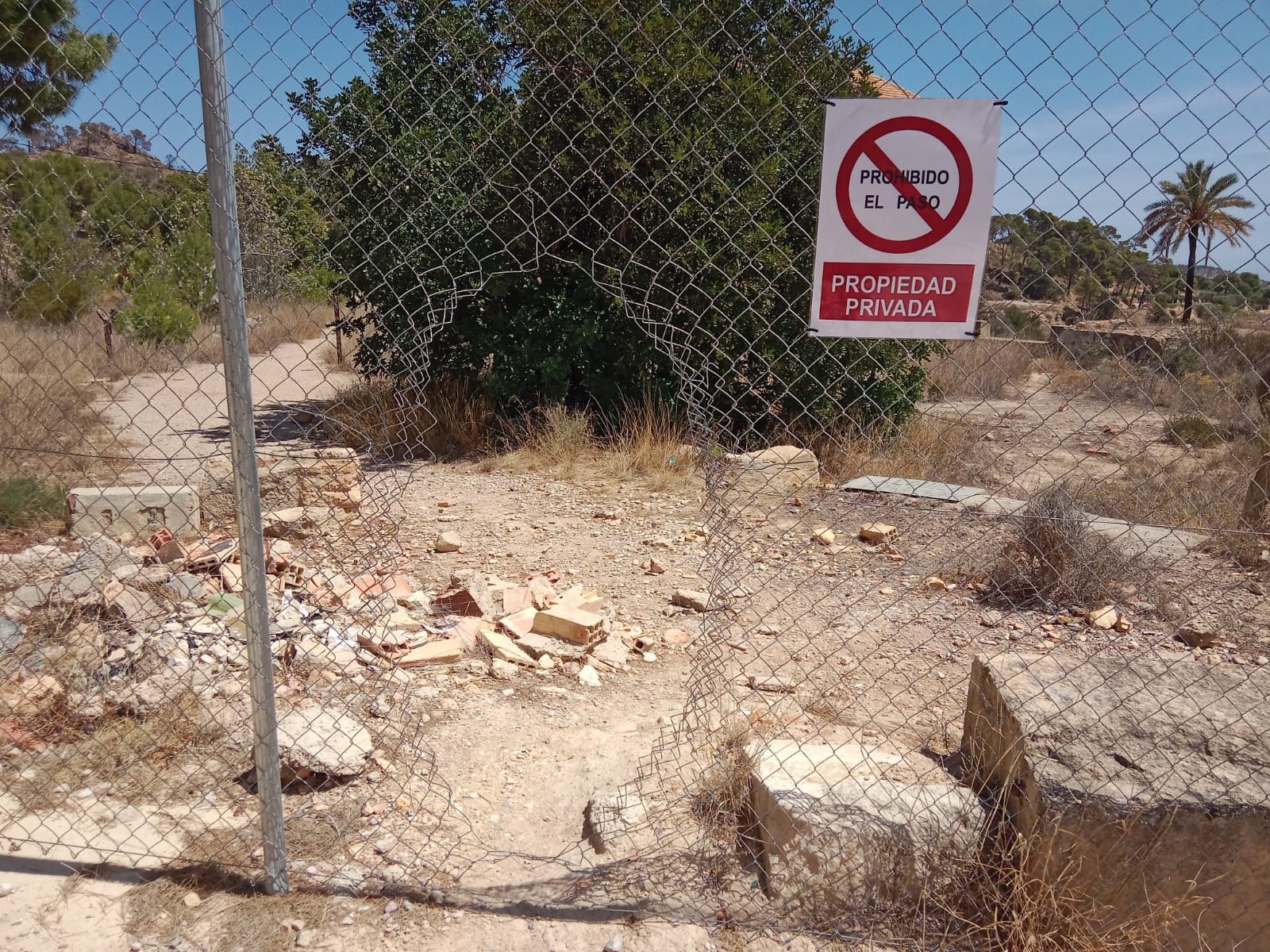 Abren varios agujeros y destrozan las cámaras para acceder al Balneario de Aigües