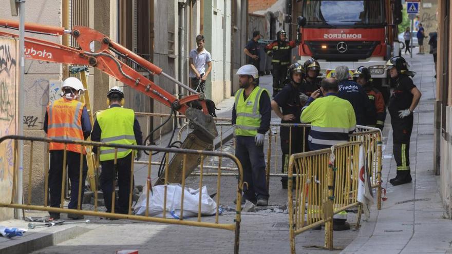 Los bomberos tratan de controlar el escape de gas en el barrio La Lana.