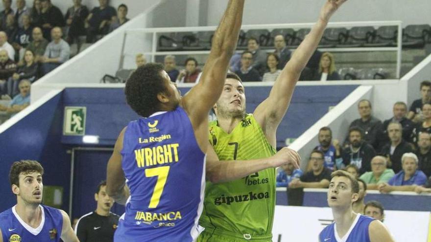 Devin Wrigt trata de cortar un avance del jugador Xavier Oroz, en el partido de ayer en San Sebastián. // Noticias de Guipúzkoa