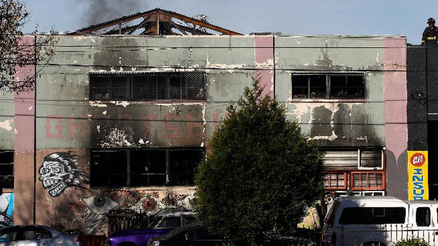 El humo del incendio sale del edificio en el que se celebraba un concierto de música electrónica en Oakland.