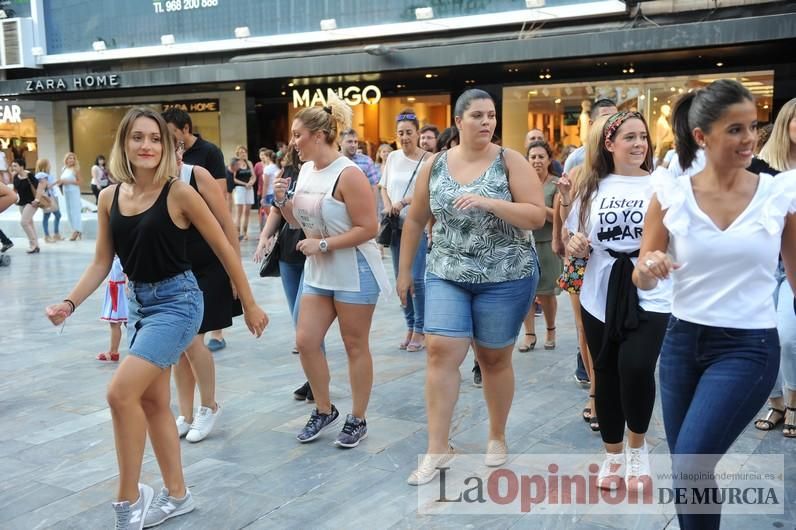 Los bailes latinos salen a la calle en Murcia