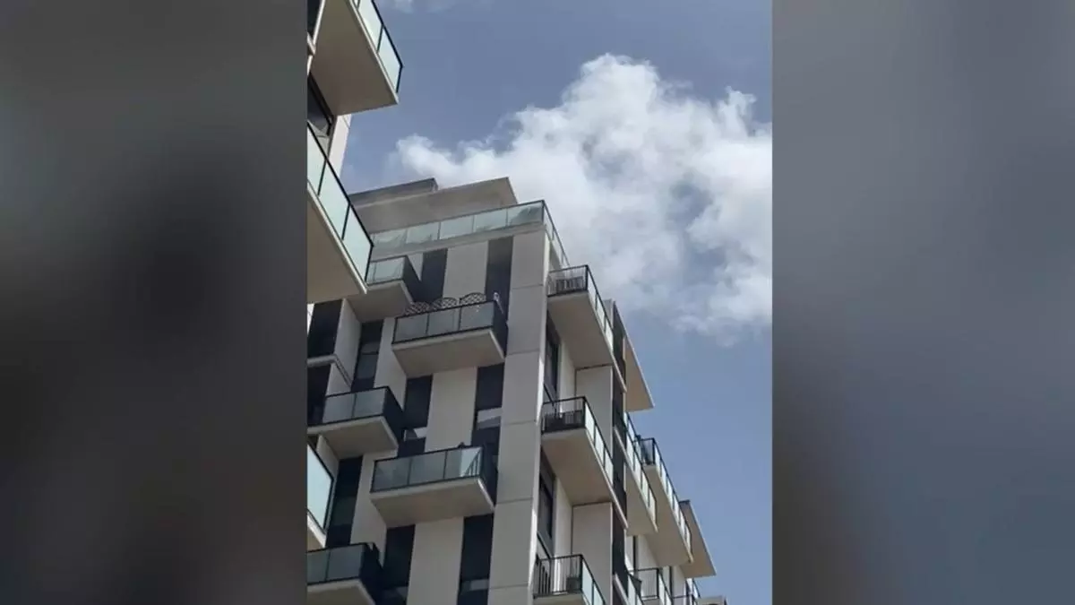 Evacúan parcialmente un edificio en Mislata por un incendio en la última planta
