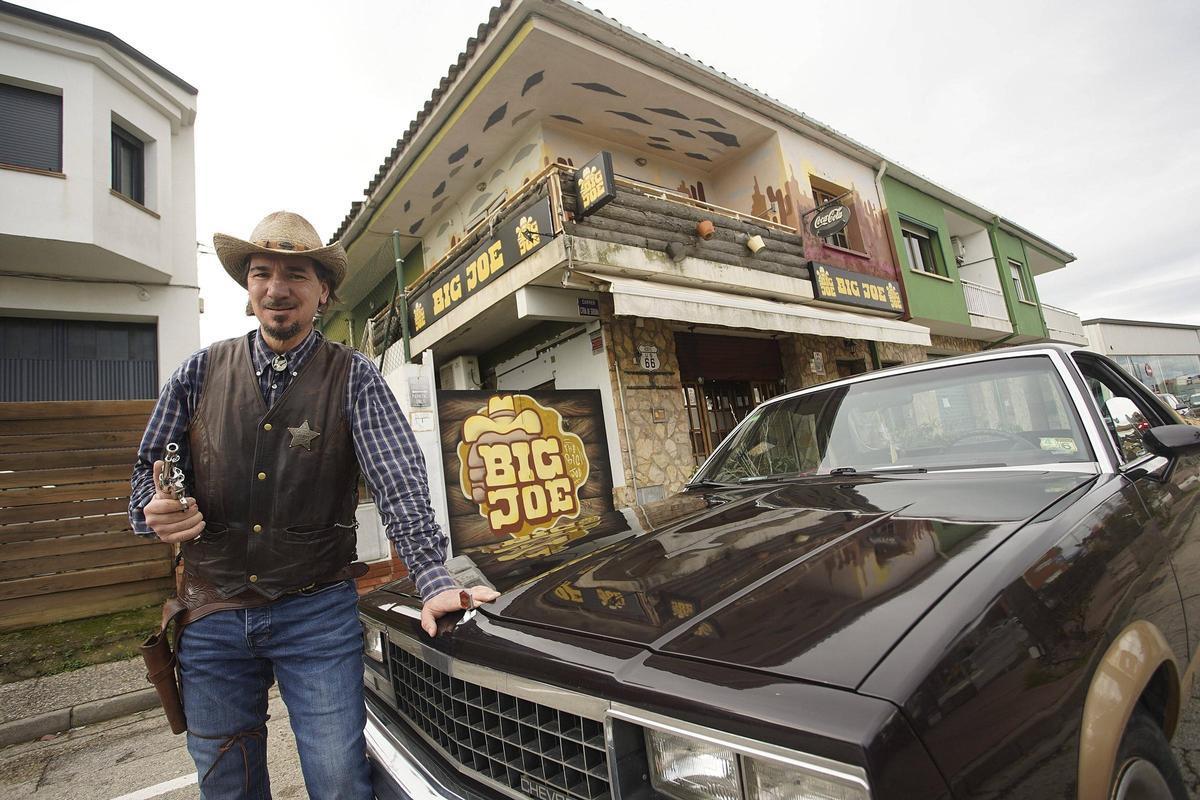 El sheriff Joe amb el seu chevrolet "El Camino".