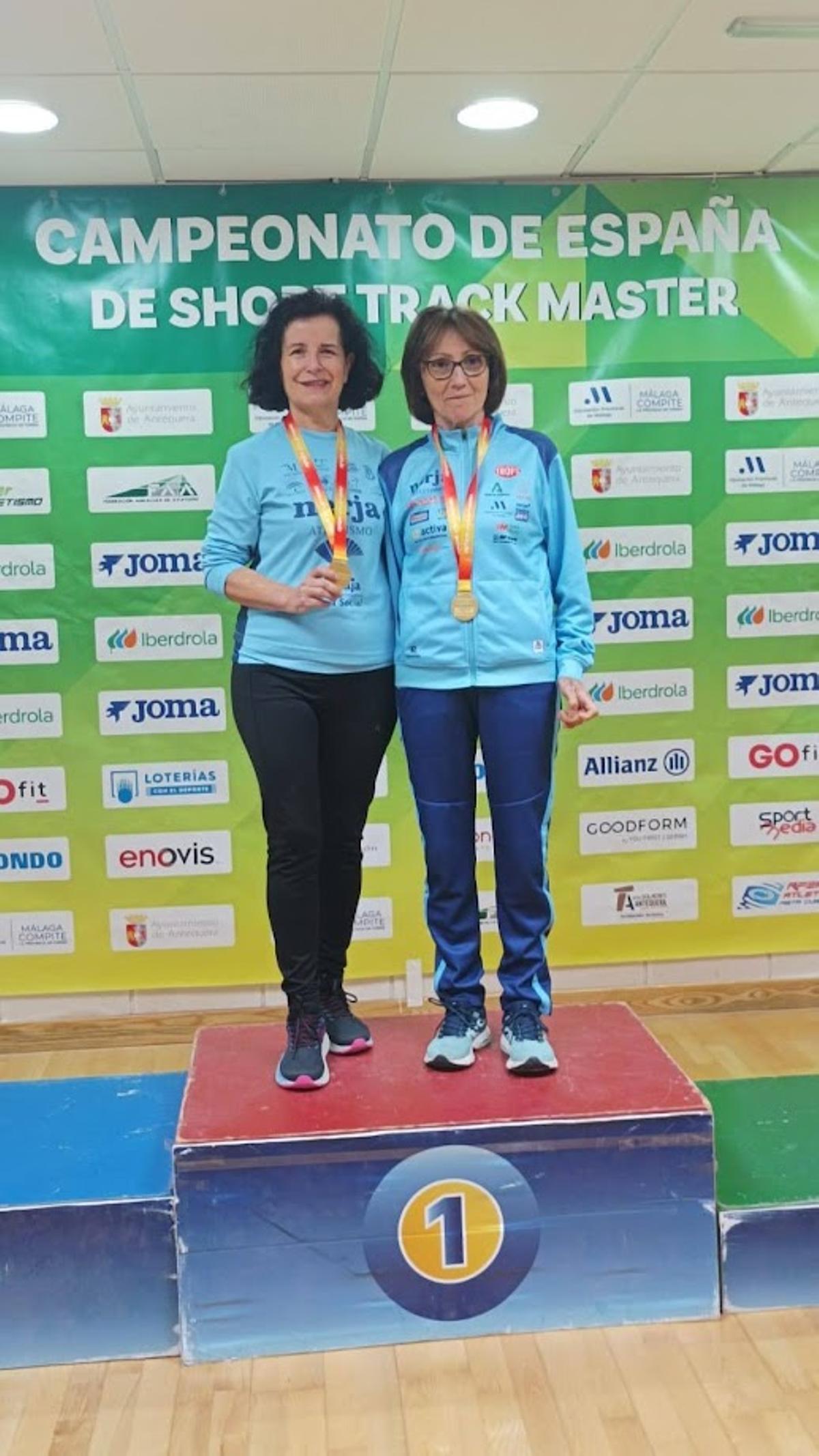 Maribel y Mª Jesus celebrando la medalla de oro conseguida en los 3000 metros.
