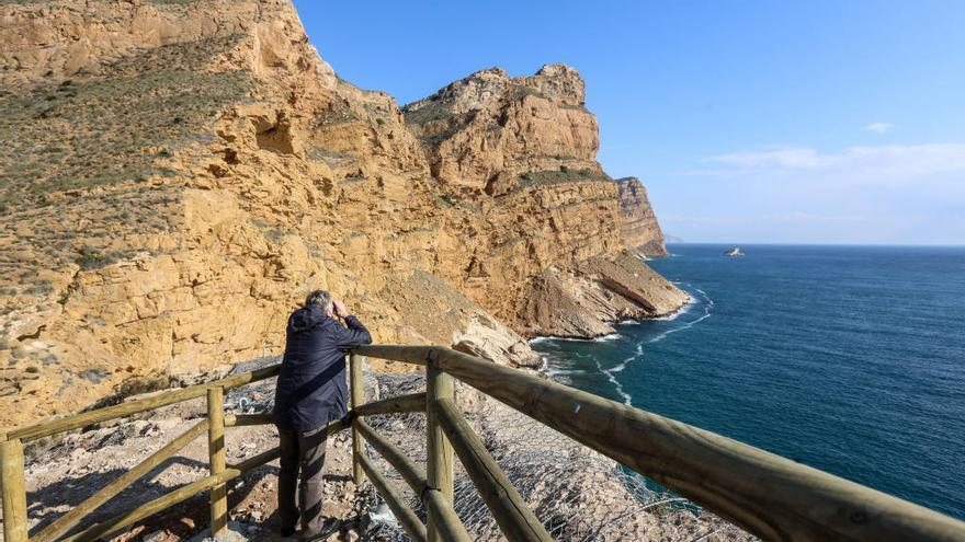 Uno de los acantilados de Serra Gelada desde Benidorm