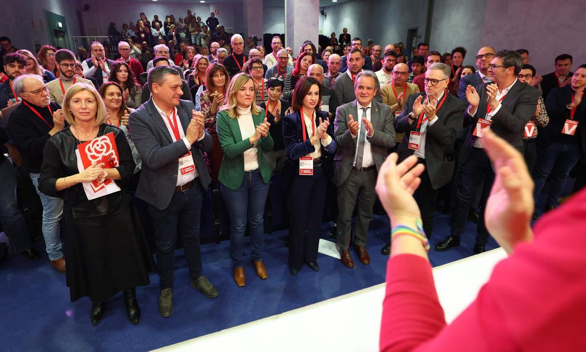 Alegría, en el centro, junto a los líderes del PSOE Aragón, al finalizar su intervención en el Comité Regional de este martes.