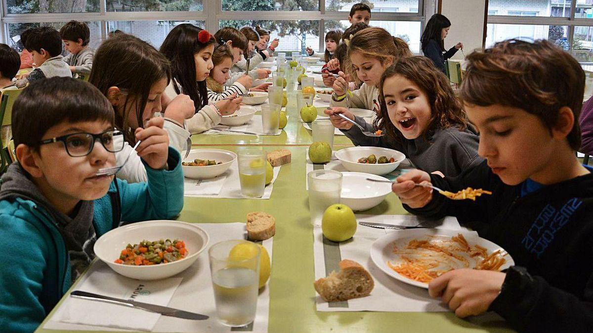 Escolares en el comedor del CEP de Campolongo.