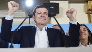 Mañueco celebra ahir a la nit el resultat en un hotel de Salamanca.