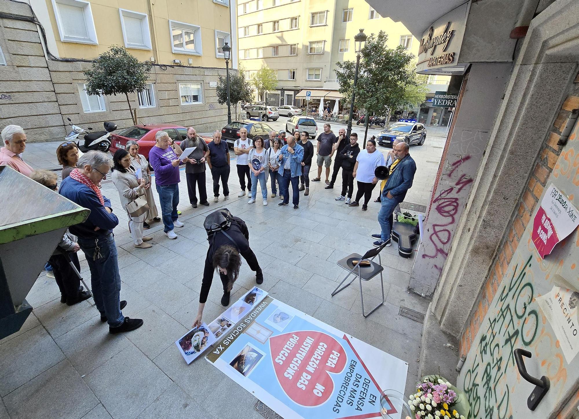 Un momento del acto organizado por el colectivo Os Ninguéns para recordar el 2º aniversario del incendio del edificio número 6 de la calle Alfonso X el Sabio
