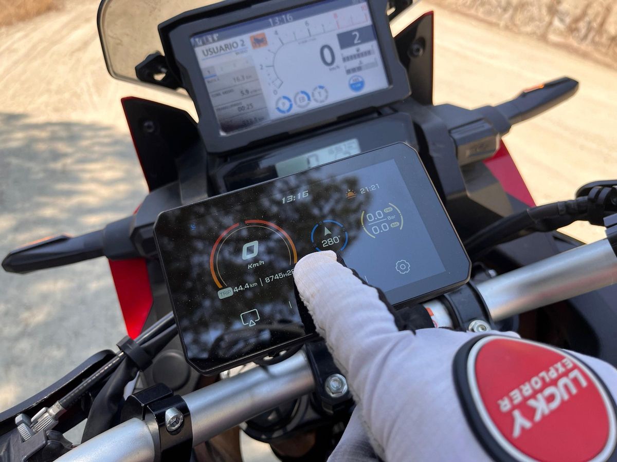 La navegación con mapas personalizados y la sincronización con Spotify fueron fluidas durante toda la prueba