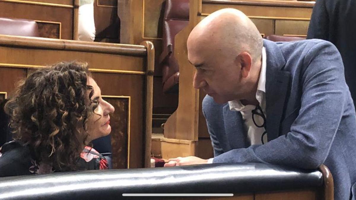 Alejandro Soler conversa con la ministra María Jesús Montero