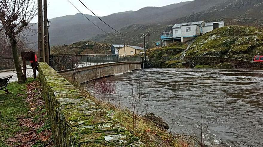 El río Tera casi supera el puente de Ribadelago | Araceli_Saavedra