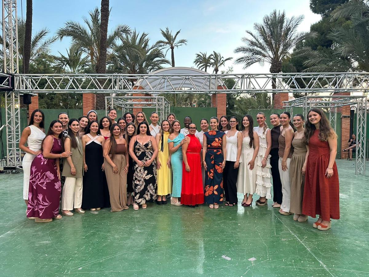 Candidatas mayores a Reina de las Fiestas de Elche durante uno de los ensayos en la Rotonda del Parque Municipal