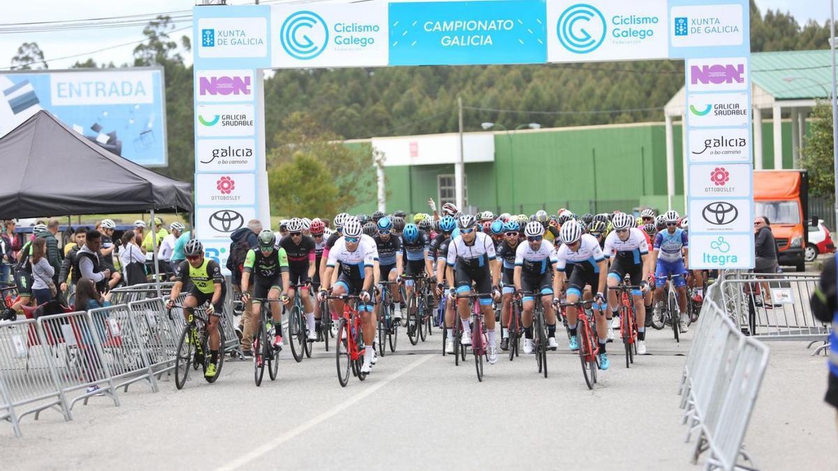 Un instante de la salida, ayer, del VIII Trofeo de Ciclismo Concello de A Estrada. |  // BERNABÉ/ANA AGRA