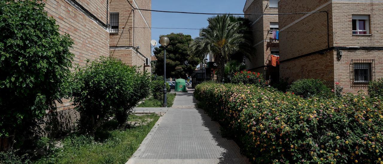 Complejo en el que se produjo el ataque del perro, este sábado por la mañana en Cartagena. / LOYOLA PÉREZ DE VILLEGAS