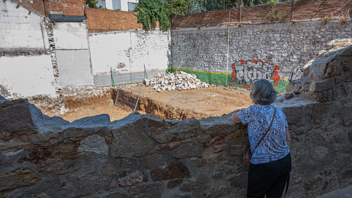 Una «obra il·legal» fa caure part d’un mur d’origen romà al barri de la Satalia de Barcelona