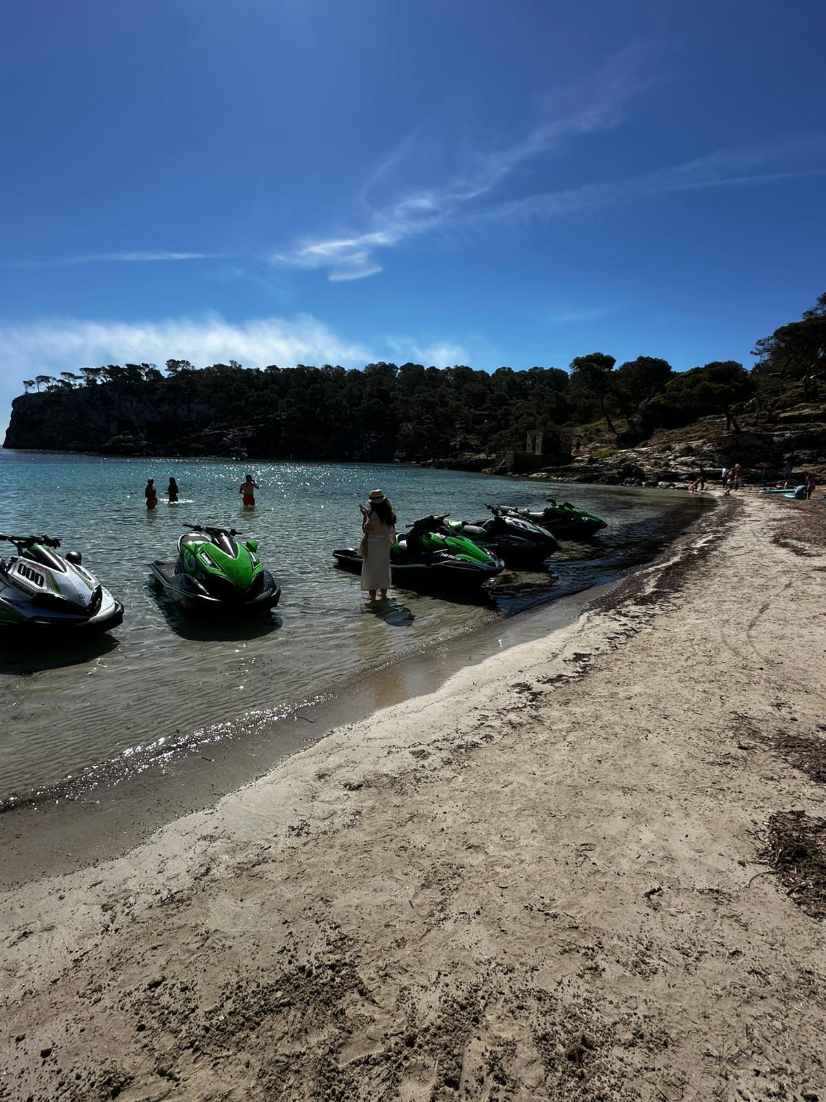 Quejas por la presencia de motos de agua cerca de la costa en Portals Vells