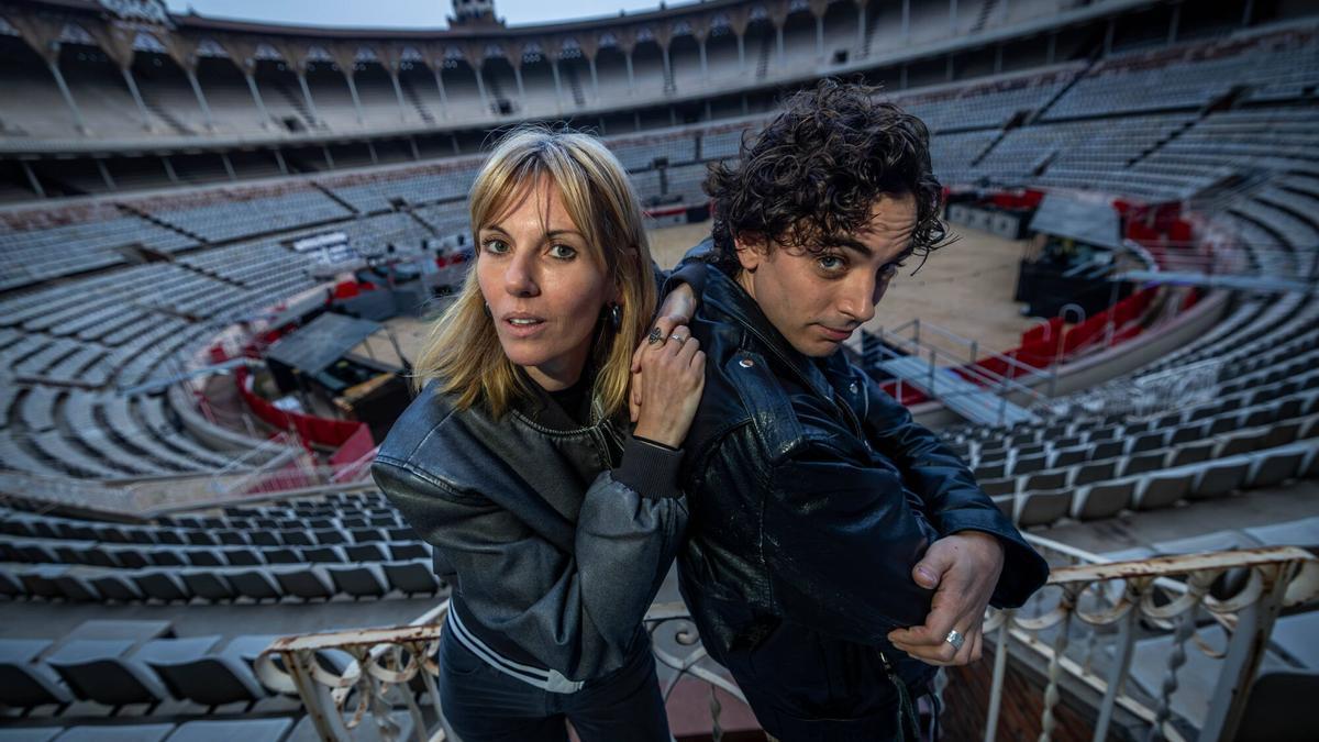La directora Elisabet Terri y el actor Guim Puig, que hace de Carles Sabater, en la Monumental durante el rodaje de la película sobre Sau.