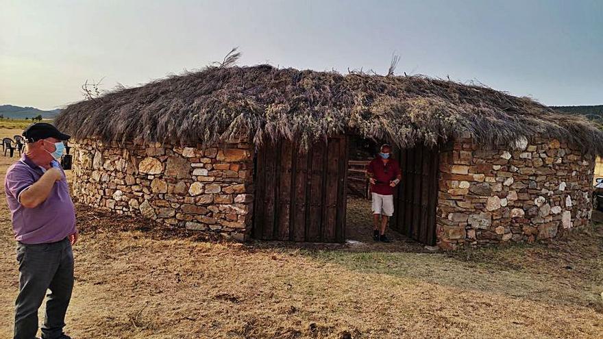 Una persona observa el exterior del corral de pastores. | Ch. S. 