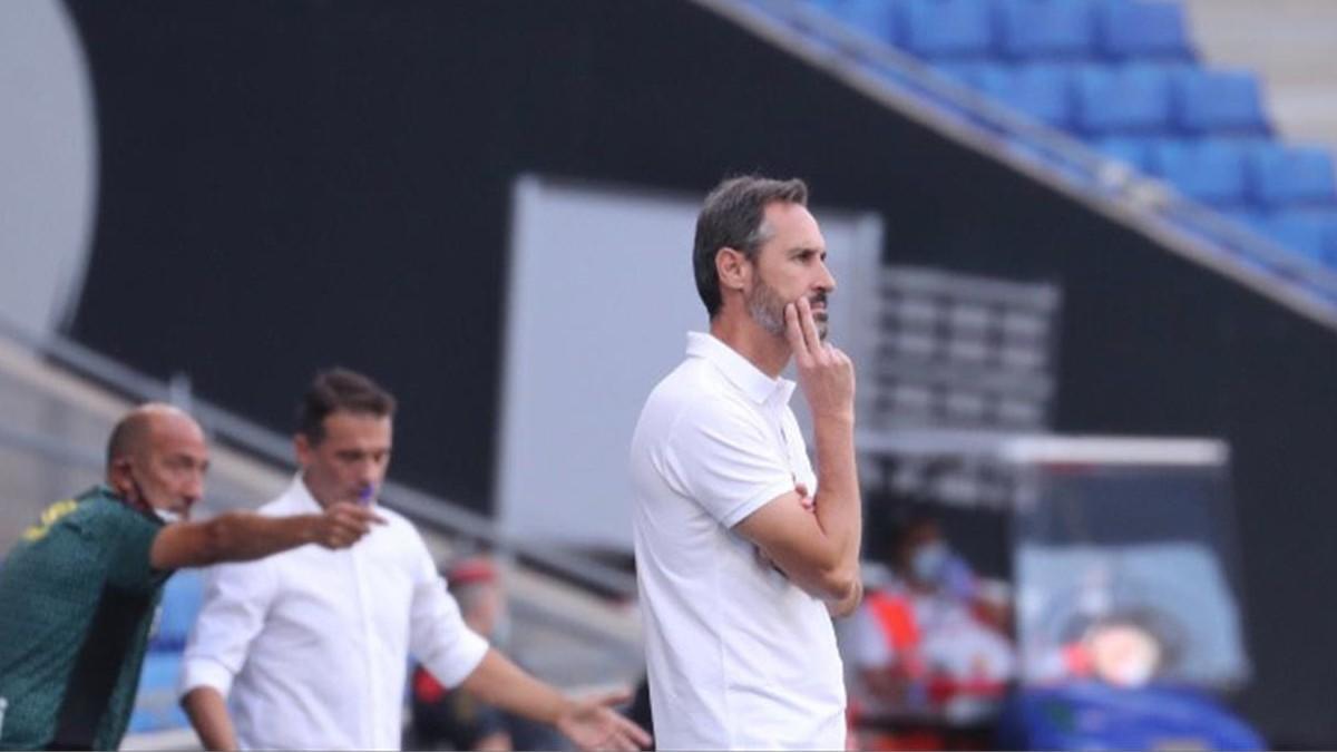 Vicente Moreno y Luis García Plaza, en el duelo de ida en Cornellà