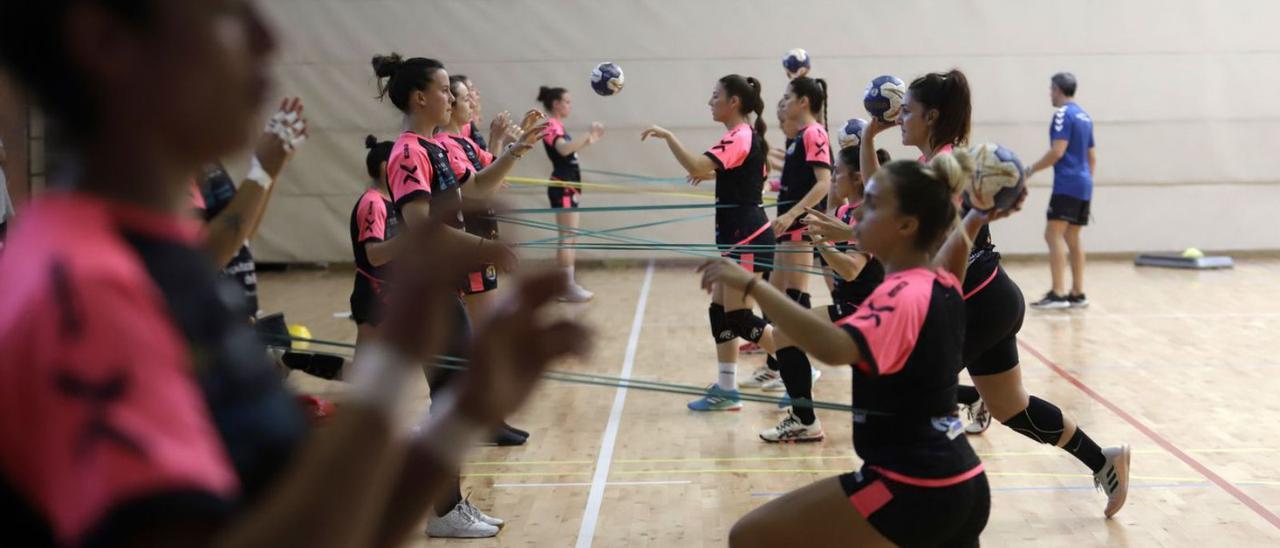 El Balonmano Costa del Sol Málaga se entrenó ayer en el pabellón de Carranque. | ÁLEX ZEA