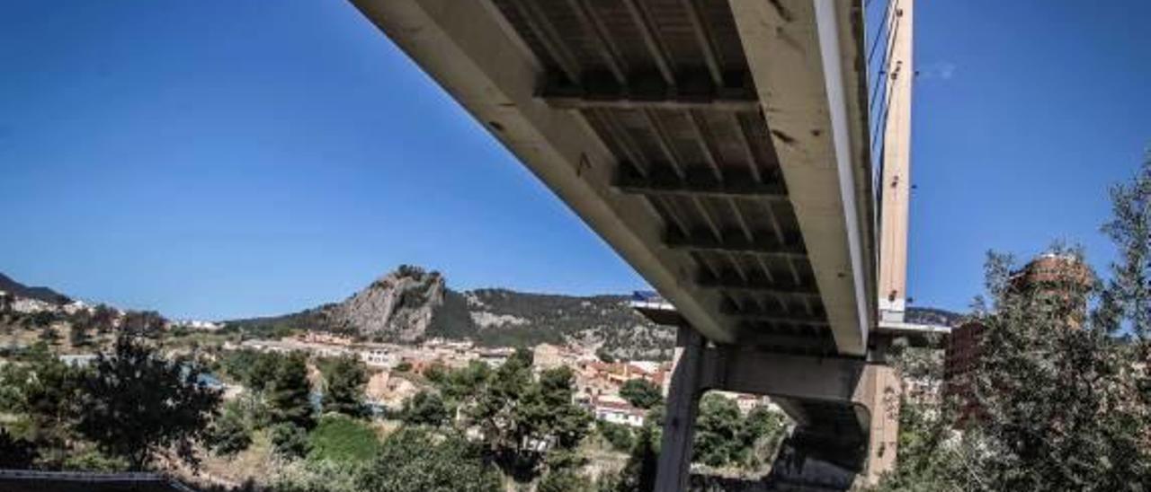 La parte inferior del puente, donde se levantarán las torres, ya ha registrado movimientos de tierras.