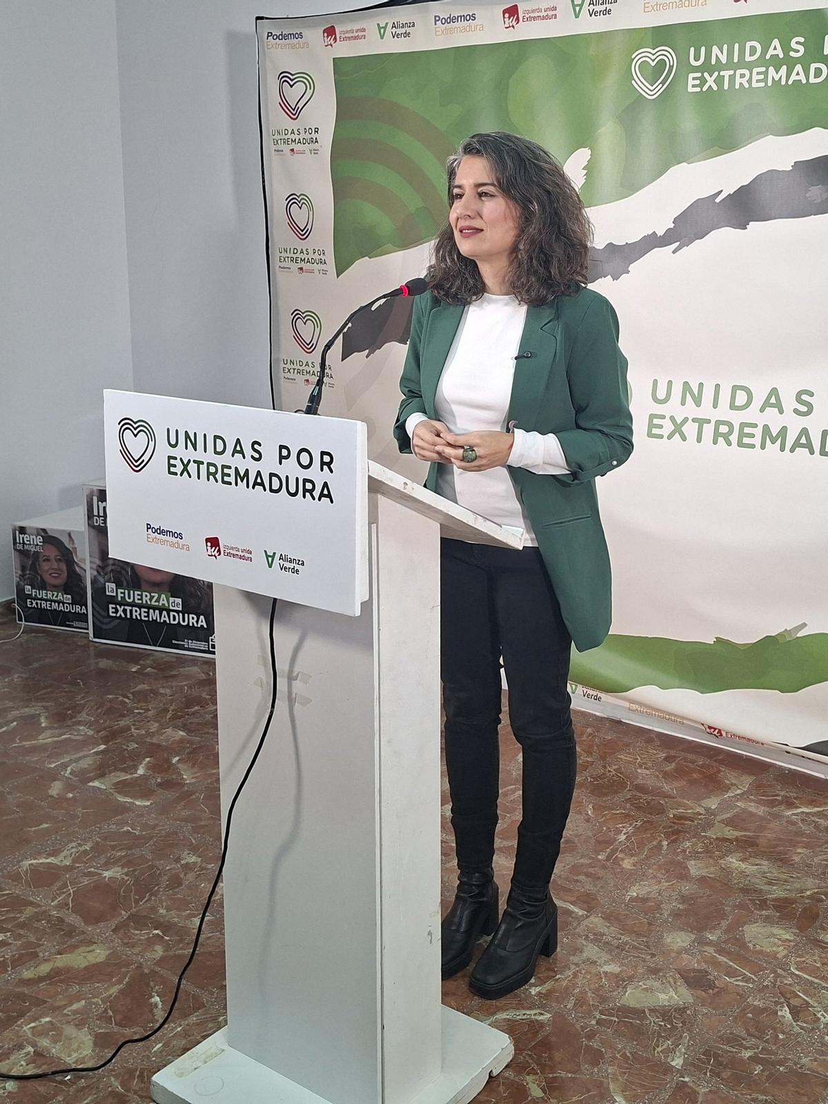 La portavoz de Unidas por Extremadura, Irene de Miguel, en rueda de prensa en Mérida