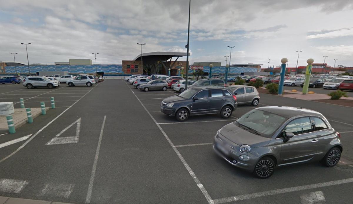 Exterior del centro comercial El Mirador, donde sucedió el presunto robo