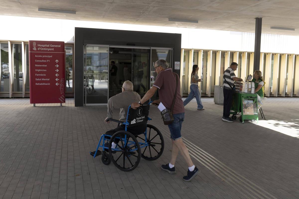 Entrada principal del nuevo hospital de Ontinyent, este lunes, primer día de apertura a pleno rendimiento.