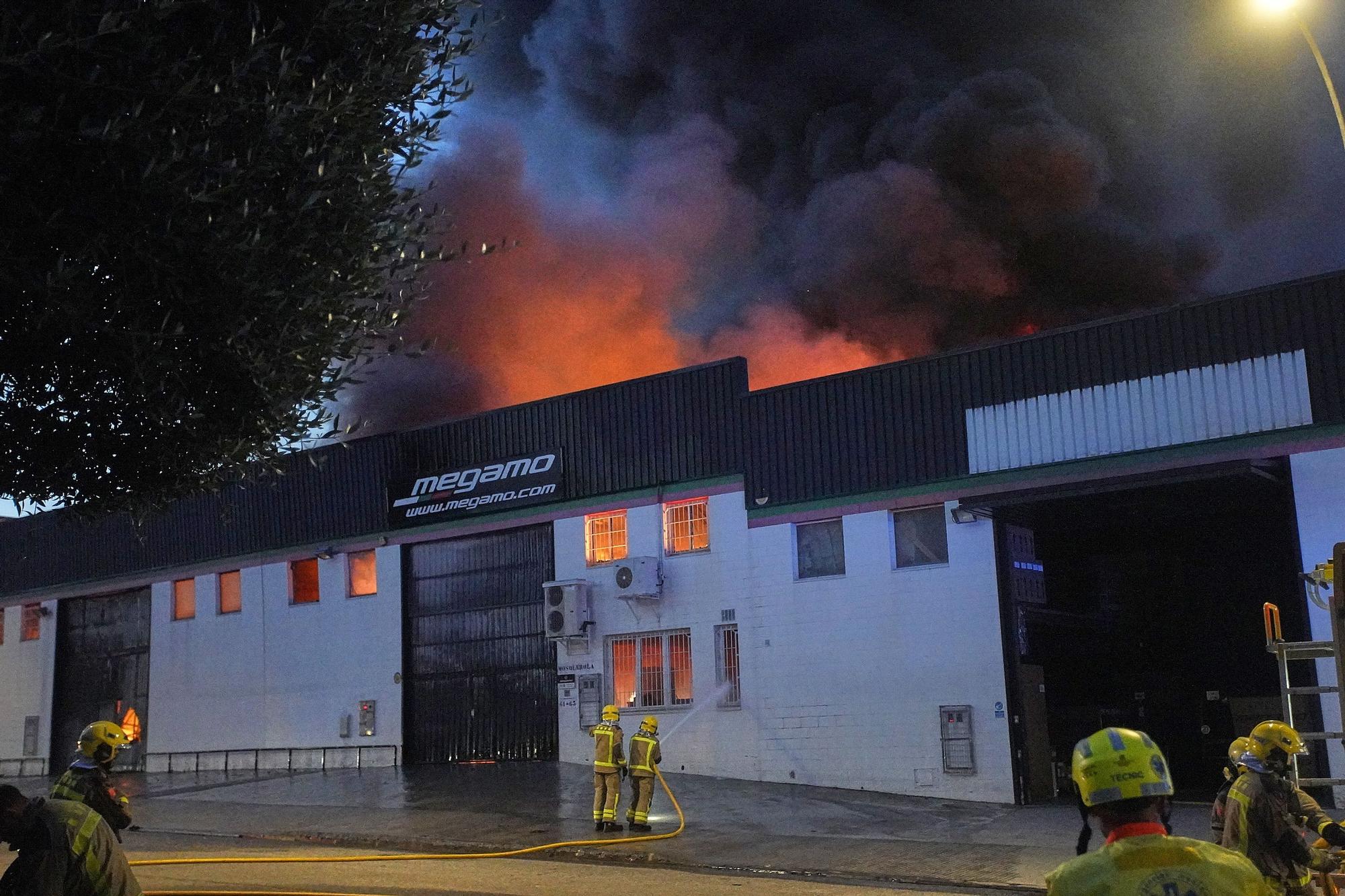 Un incendi destrossa una fàbrica de bicicletes i patinets a Vilablareix