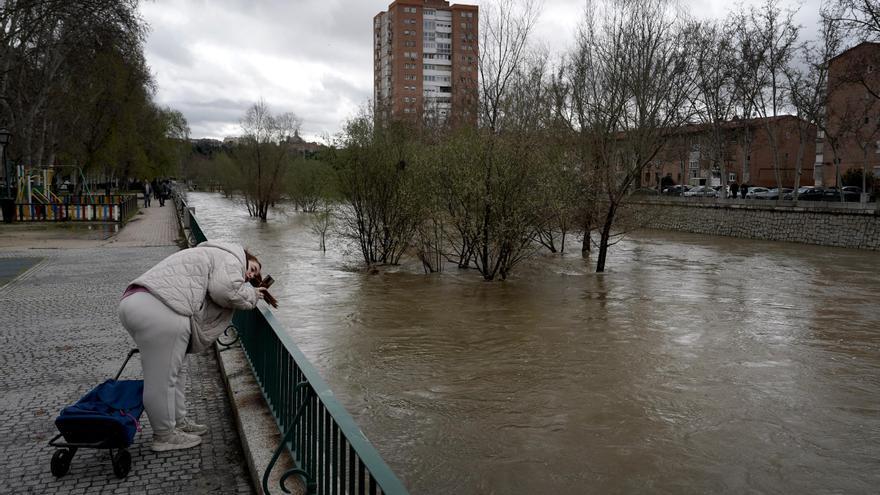 Carreteras cortadas, clases suspendidas y máxima alerta en Madrid por las lluvias